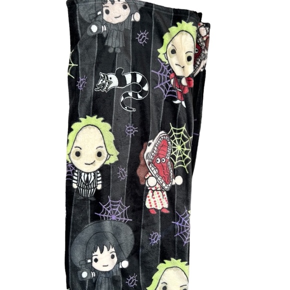 Beetlejuice Lydia Halloween Blanket Throw - Picture 1 of 6